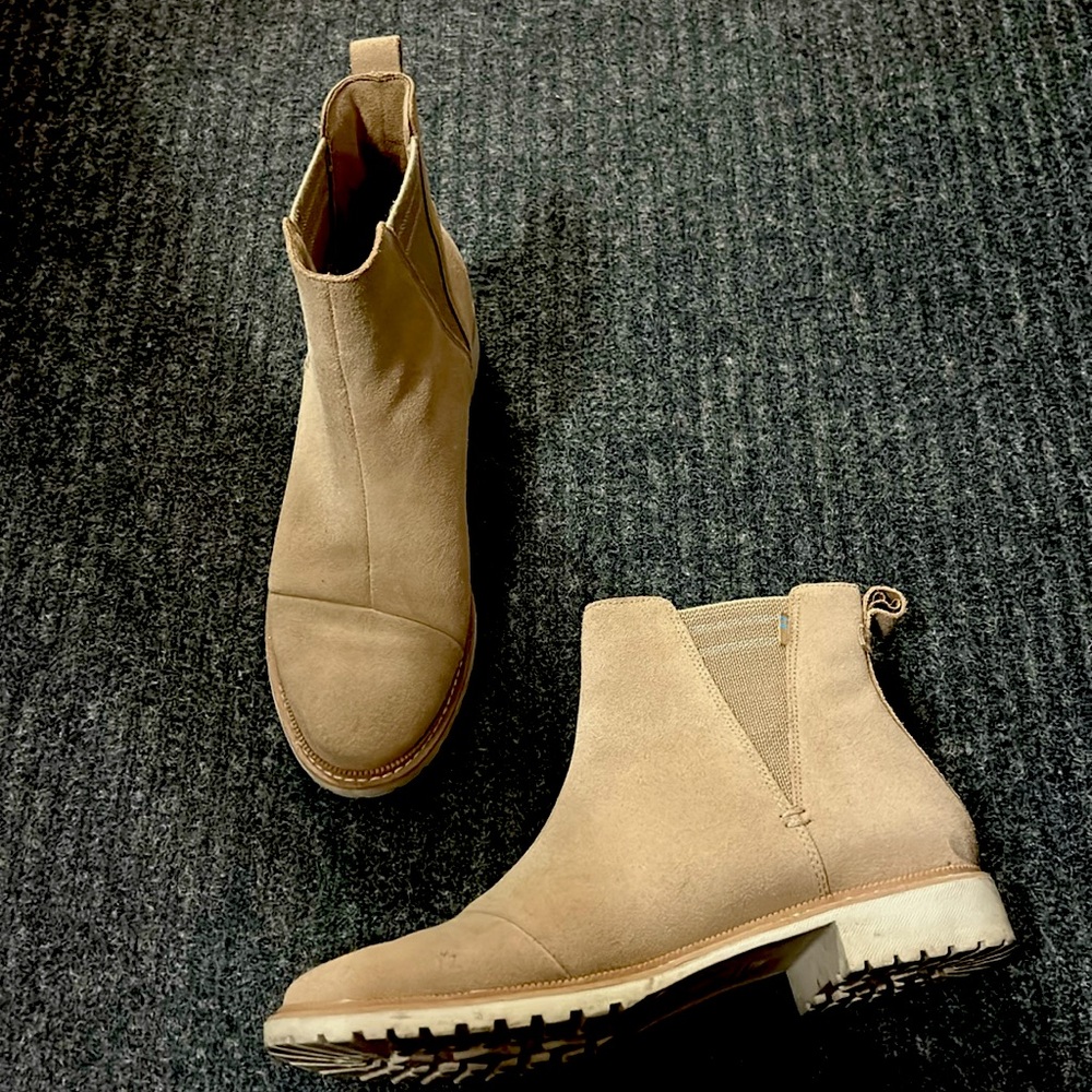 TOMS tan chelsea booties

9.5
narrow(er) fit 
Lightly worn
Comfortable
